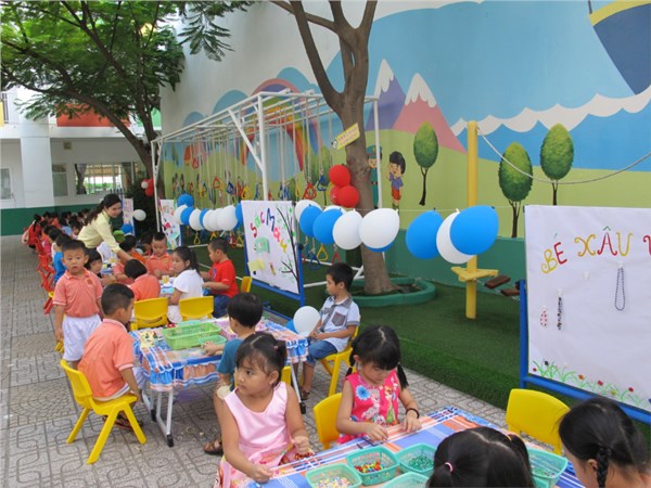 Phụ huynh và bé cùng tham gia vẽ tranh, làm thiệp...tại khu vực tạo hình